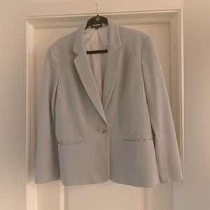 Gorgeous gray blazer!
